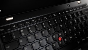 thinkpad_x1_carbon_touch_lcd_closeup_sh01 - Laptopy biznesowe Każdy kto widział komputery ze starszych generacji serii ThinkPad, zauważy, że Lenovo X1 Carbon jest na nich mocno wzorowane, nawiązując wieloma elementami do właśnie tamtych laptopów