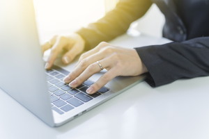 Kiedy weźmiesz do ręki Dell Vostro 5590 Twoje dłonie spotkają się z solidną obudową